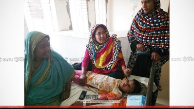 হাসপাতালে এক শিক্ষার্থীর চিকিৎসা 
