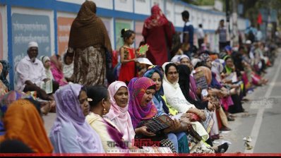 পরীক্ষাকেন্দ্রের বাইরে অপেক্ষা করছেন অভিভাবকরা