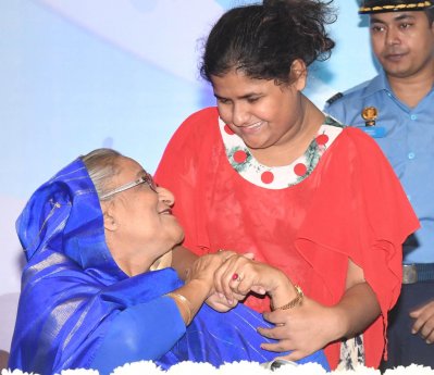অটিস্টিক শিশুর সঙ্গে কথা বলছেন প্রধানমন্ত্রী (ছবি- ফোকাস বাংলা)