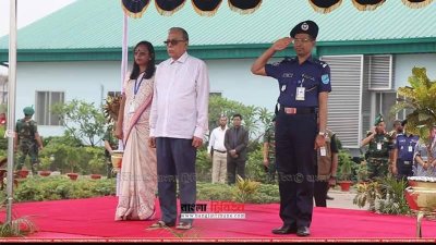 রাষ্ট্রপতিকে গার্ড অব অনার দেওয়া হচ্ছে