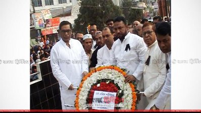  পুষ্পস্তবক অর্পণ করেন বিদ্যুৎ প্রতিমন্ত্রী নসরুল হামিদ বিপু 