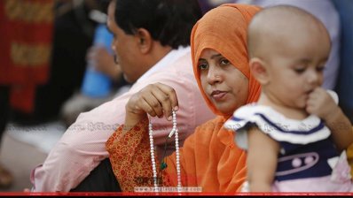 ভেতরে পরীক্ষা দিচ্ছে সন্তান, বাইরে দোয়া করছেন মা