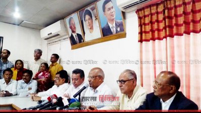 সংবাদ সম্মেলনে দুদকের অভিযোগ নিয়ে নিজেদের অবস্থান তুলে ধরছেন বিএনপি নেতারা