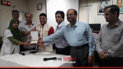 পদক নিচ্ছেন মান্থ অব দ্য নার্স জাকিয়া সুলতানা সুমি