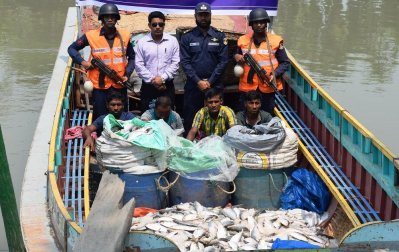 জাটকাসহ আটক চার জেলে ও কোস্টগার্ডের সদস্যরা (ছবি: সংগৃহীত)