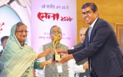 পুরস্কার নিচ্ছেন ফাহিম মাশরুর