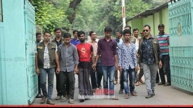 আটক মোটরসাইকেল চোরচক্রের সদস্যরা (ছবি: শেখ জাহাঙ্গীর আলম)