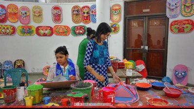 শিল্পকর্ম নিয়ে ব্যস্ত চারুকলার শিক্ষার্থীরা