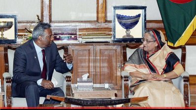 প্রধানমন্ত্রী শেখ হাসিনার সঙ্গে অ্যামনেস্টি ইন্টারন্যাশনালের মহাসচিব সলিল শেঠির সাক্ষাত। ((ছবি: পিআইডি)
