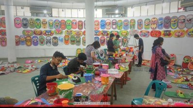 দারুন ব্যস্ত চারুকলার শিক্ষার্থীরা