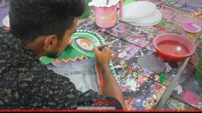 রঙ করছেন চারুকলার এক শিক্ষার্থী