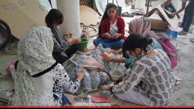 শিল্পকর্ম নিয়ে ব্যস্ত চারুকলার শিক্ষার্থীরা
