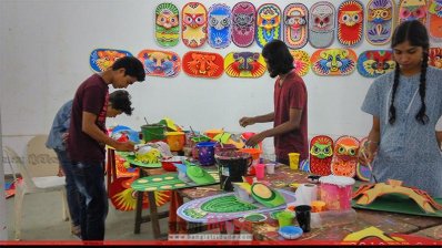 শিল্পকর্ম নিয়ে ব্যস্ত চারুকলার শিক্ষার্থীরা