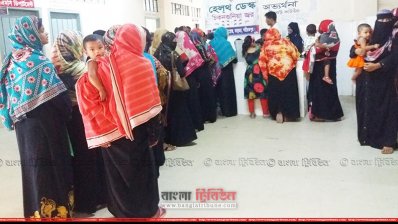 চিকিৎসকের অপেক্ষায় থাকা মানুষের লাইন দীর্ঘ হচ্ছে (ছবি- প্রতিনিধি)