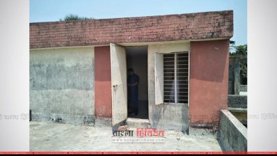  স্কুলের চিলেকোটার এ রুম দখল করে থাকতেন ওই ছাত্রলীগ নেতা