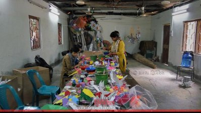 শিল্পকর্ম তৈরিতে মগ্ন দুই শিক্ষার্থী