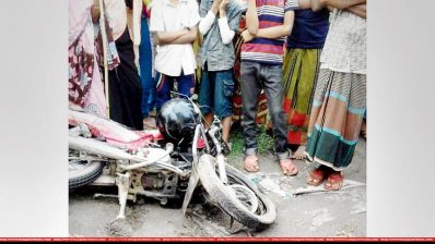 দুর্ঘটনার কবলে পড়া মোটরসাইকেল (ছবি- সংগৃহীত)