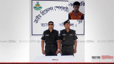 গ্রেফতার হওয়া সৈকতের কাছ থেকে জব্দ করা মোবাইল ফোনসহ র&zwnj;্যাব, ইনসেটে সৈকত