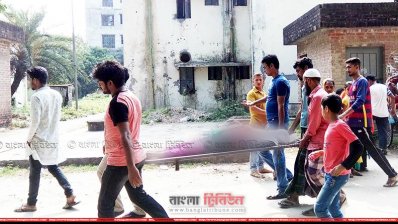 সড়ক দুর্ঘটনায় নিহত মানসুরা বেগমের মরদেহ মর্গে নেওয়া হচ্ছে