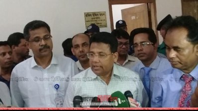সাংবাদিকদের সঙ্গে কথা বলছেন নির্বাচন কমিশন সচিব হেলালুদ্দীন আহমদ