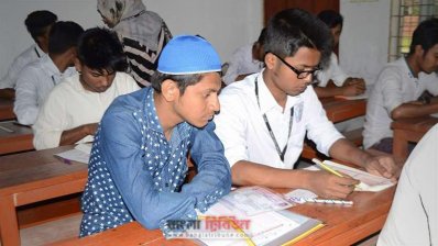 পরীক্ষার হলে সিয়াম ও তার রাইটার