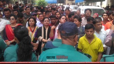 খালেদা জিয়া হাসপাতালে থাকার সময় বাইরে রোগী তাদের স্বজনদের অপেক্ষা
