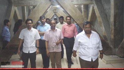 সম্প্রতি সয়েল আর্কাইভের নির্মাণকাজ পরিদর্শন করেন খুবির উপাচার্য