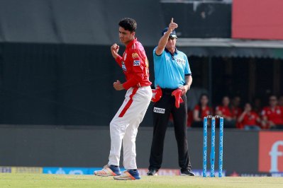 আইপিএলে অভিষেকের তৃতীয় বলেই উইকেট নিলেন মুজিব