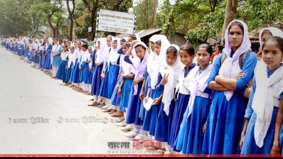 সীতাকুণ্ডে ৪০ কিলোমিটার দীর্ঘ মানববন্ধন, সড়ক দুর্ঘটনা রোধে পদক্ষেপ দাবি