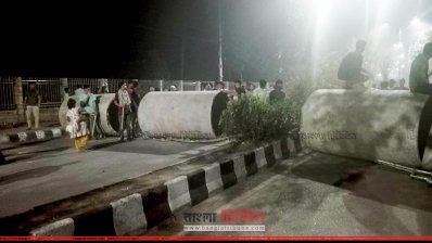 বাংলা একাডেমির সামনের রাস্তায় গড়ে তোলা হয়েছে ব্যারিকেড