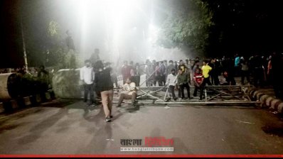 রাস্তায় রাস্তায় আন্দোলনকারীদের ব্যারিকেড