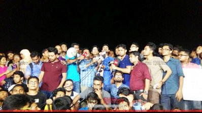 সচিবালয় থেকে ফেরার পর বক্তব্য রাখছে প্রতিনিধি দল, তাদের বক্তব্য মানতে নারাজ আন্দোলনকারীরা