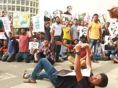 রবিবার দুপুরে শাহবাগে আন্দোলনকারীরা