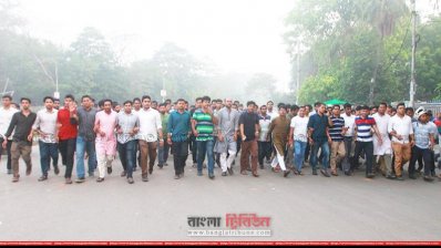সোমবার ভোর ৬টার দিকে ঢাবি ক্যাম্পাসে মিছিল করে ছাত্রলীগ