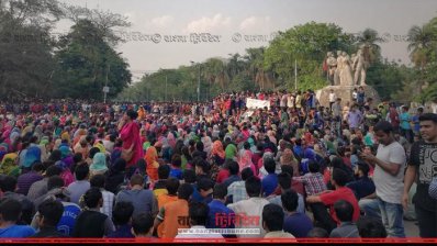কোটা সংস্কারের দাবিতে আন্দোলনরত শিক্ষার্থীরা