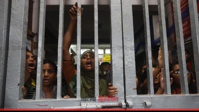 রবিবার রাতে টিএসসিতে আটকা ছাত্রীরা