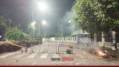 রোকেয়া হলের সামনের সড়ক, রাত সাড়ে ৯টায় তোলা (ছবি- সাজ্জাদ হোসেন)