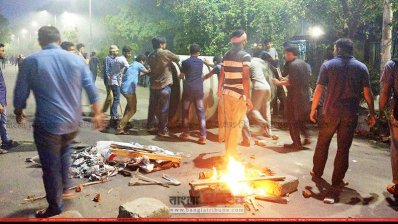 ক্যাম্পাসের বিভিন্ন স্থানে রাস্তা আটকে আগুন জ্বালিয়ে রাখা হয়েছে