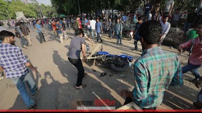 মোটরসাইকেল ভাঙচুর করছেন আন্দোলনকারীরা (ছবি- নাসিরুল ইসলাম)
