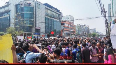 শুক্রাবাদে ড্যাফোডিল বিশ্ববিদ্যালয়ের শিক্ষার্থীদের সড়ক অবরোধ