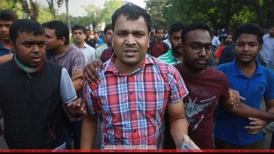 এএসআই তাইফুল ইসলাম, দুই পাশের সবাই সাংবাদিক (ছবি- নাসিরুল ইসলাম)