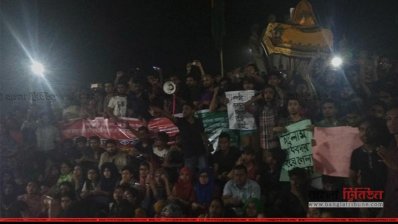 সন্ধ্যায় রাজু ভাস্কর্যের সামনে অবস্থান