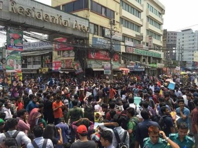 বসুন্ধরা আবাসিক এলাকার গেটে মেইন রোডে শিক্ষার্থীদের অবরোধ
