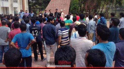 কেন্দ্রীয় গ্রন্থাগারের সামনে আন্দোলনকারীরা (ছবি- প্রতিনিধি)