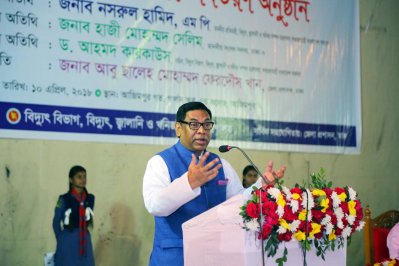 আজিমপুর গভ. গার্লস স্কুল অ্যান্ড কলেজে &lsquo;শেখ হাসিনার উদ্যোগ ঘরে ঘরে বিদ্যুৎ&rsquo; ব্র্যান্ডিং কর্মসূচিতে বক্তব্য রাখছেন বিদ্যুৎ, জ্বালানি ও খনিজসম্পদ প্রতিমন্ত্রী নসরুল হামিদ