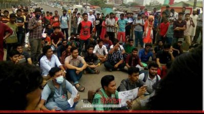 বাড্ডা এলাকায় আন্দোলনরত শিক্ষার্থী