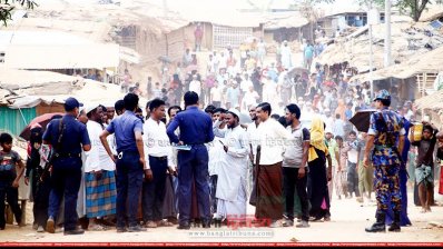 বিক্ষোভকারী রোহিঙ্গাদের ওপর পরে লাঠিচার্জ করে পুলিশ