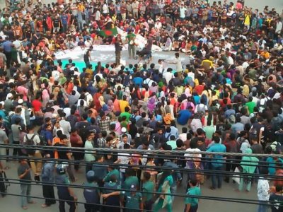 কৃষিমন্ত্রীকে ক্ষমা চাওয়ার দাবিতে খুবির শিক্ষার্থীদের অবস্থান ধর্মঘট