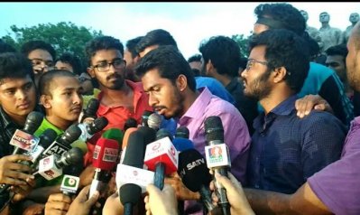 গণমাধ্যমে প্রতিক্রিয়া জানাচ্ছেন ‘বাংলাদেশ ছাত্র অধিকার সংরক্ষণ পরিষদের’ যুগ্ম আহ্বায়ক রাশেদ খান 