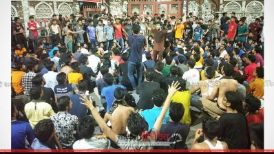 মোরশেদা আহত হওয়ার ঘটনায় সুফিয়া কামাল হলের সামনে বিক্ষোভ (ছবি- সাজ্জাদ হোসেন)